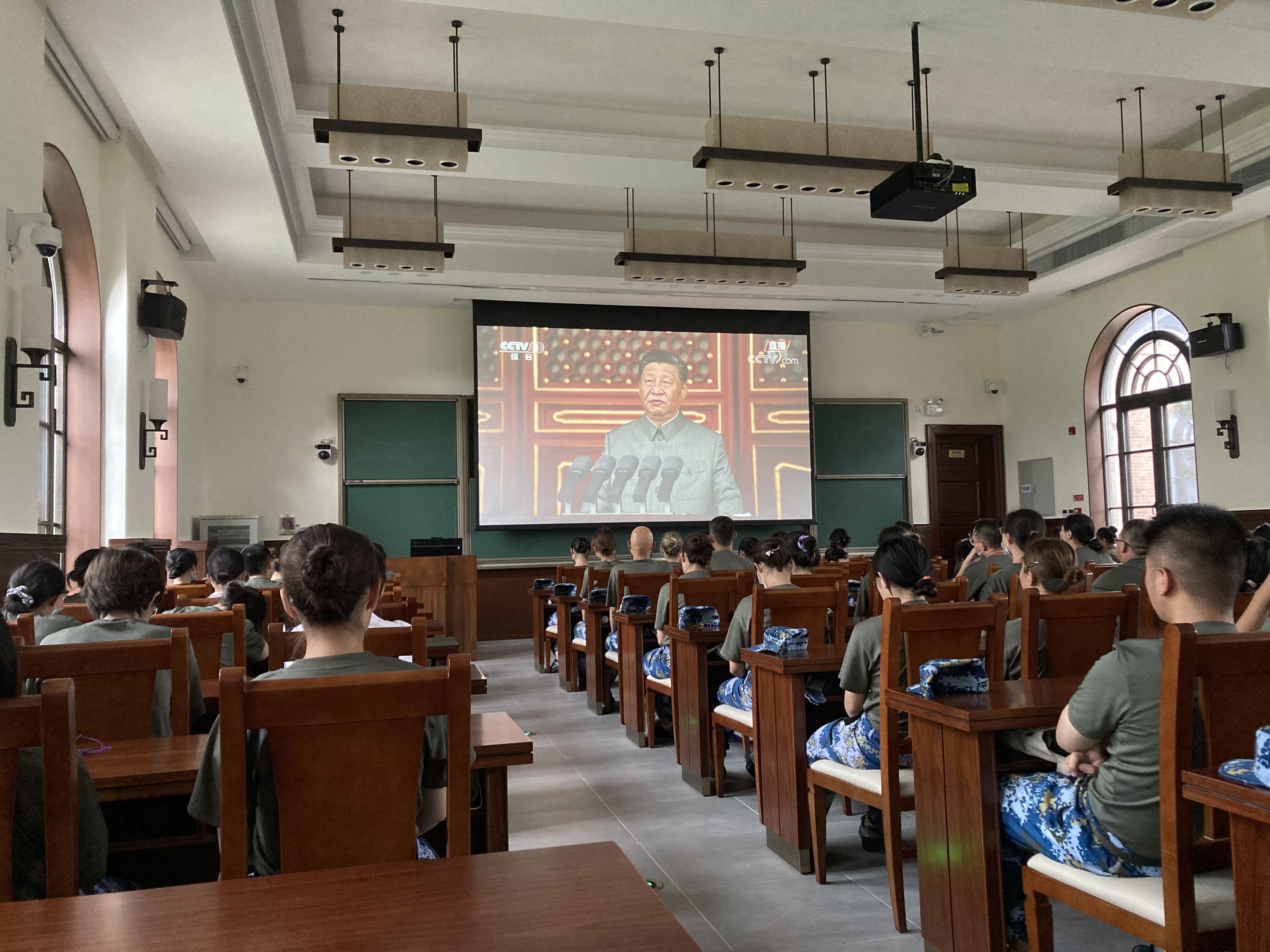 1625212749446076116.jpeg 水利19党支部王庆鑫同学担任军训教官期间和学生一起观看大会-min.jpeg