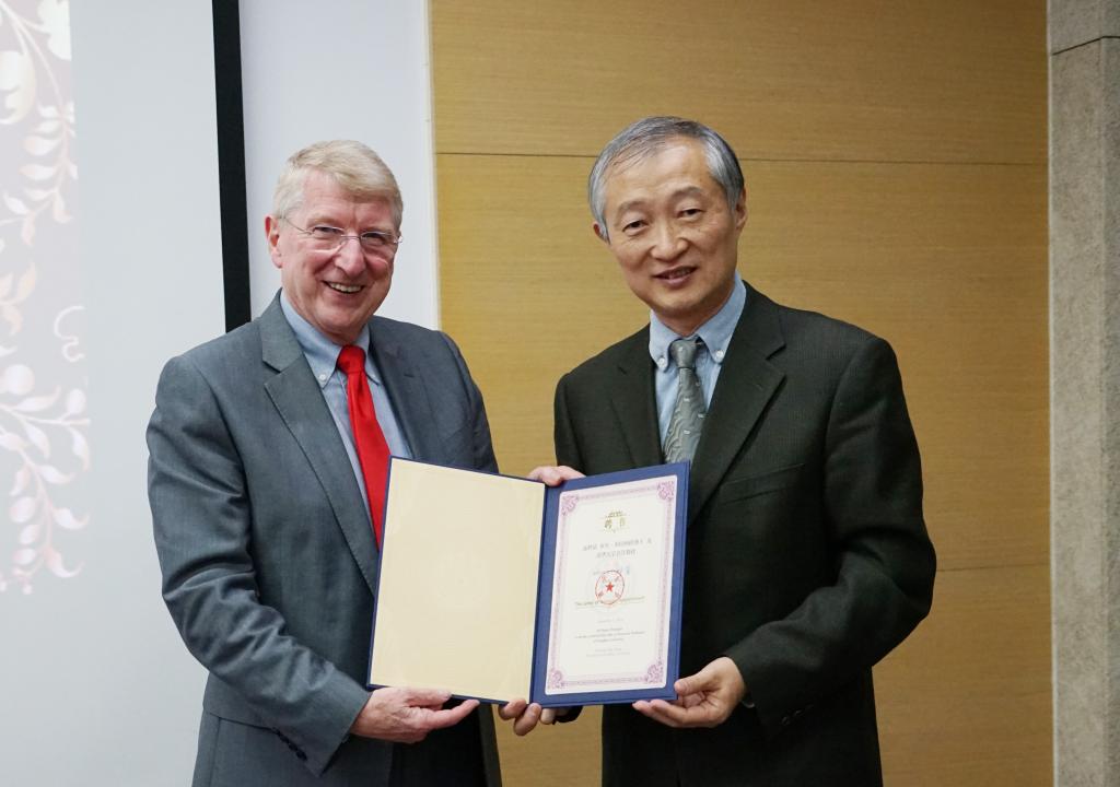 1575514509362035285.jpg 颁发聘书.jpg